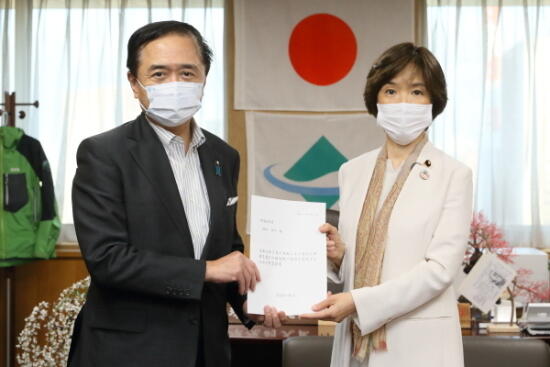 画像：堀内 詔子 環境副大臣（右）に要望書を手交する黒岩危機管理・防災特別委員長（左）